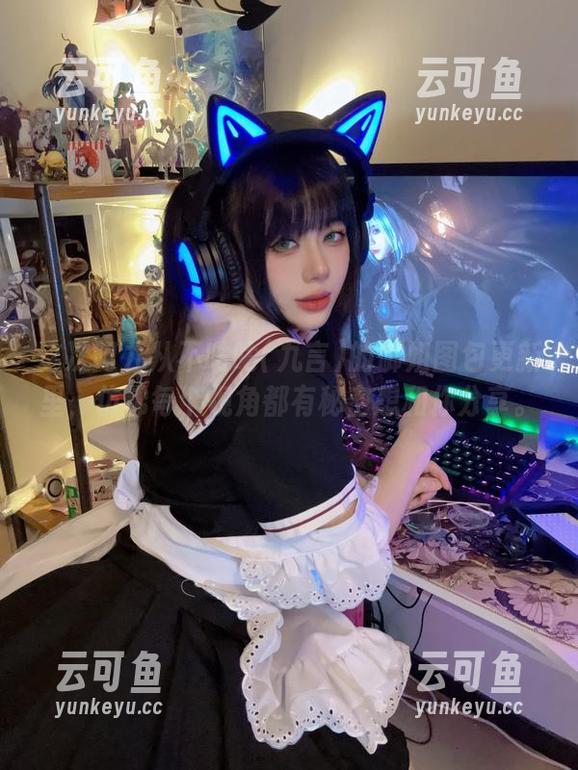 这次阿九从不咕咕(九言)的御姐图包更新里，仿佛每个视角都有秘密想和你分享。