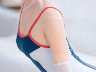 泳衣里的面饼仙儿：私拍时，请别打扰我的遐想和微风。