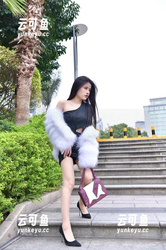 魔镜街拍 - 最新OL美女婷婷的办公室小秘密，黑丝下的职场风情实在撩人