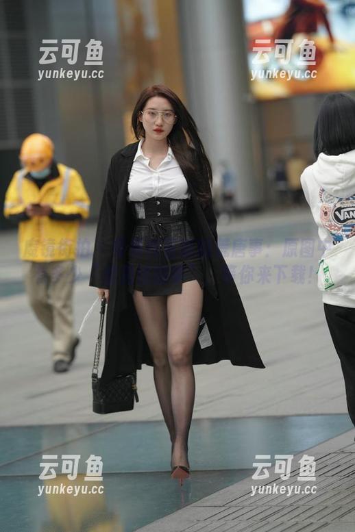 魔镜街拍 - 曼曼在圣诞的荒唐事：原图中有多少“没见过的事”，等你来下载！