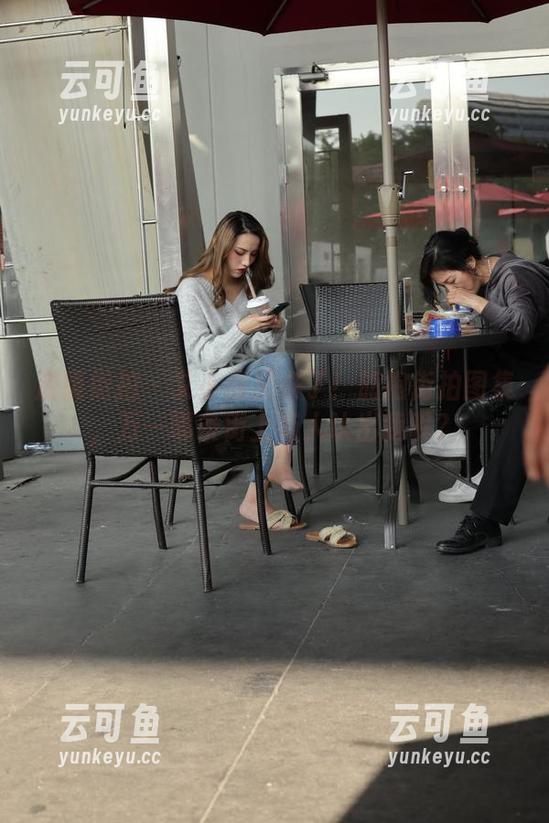 魔镜街拍-艾小青 魔镜街拍 - 艾小青又来了!旗袍街拍图集,万一哪条街上有人认出我呢?