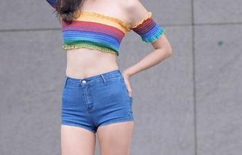 魔镜街拍 – 芝芝的蓝色泳衣合集，波澜不惊却让人欲罢不能