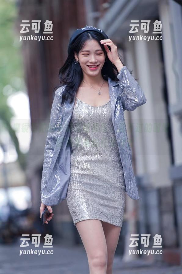 魔镜街拍的牛仔高跟原图，躲不过的时髦，图包带来的视觉冲击